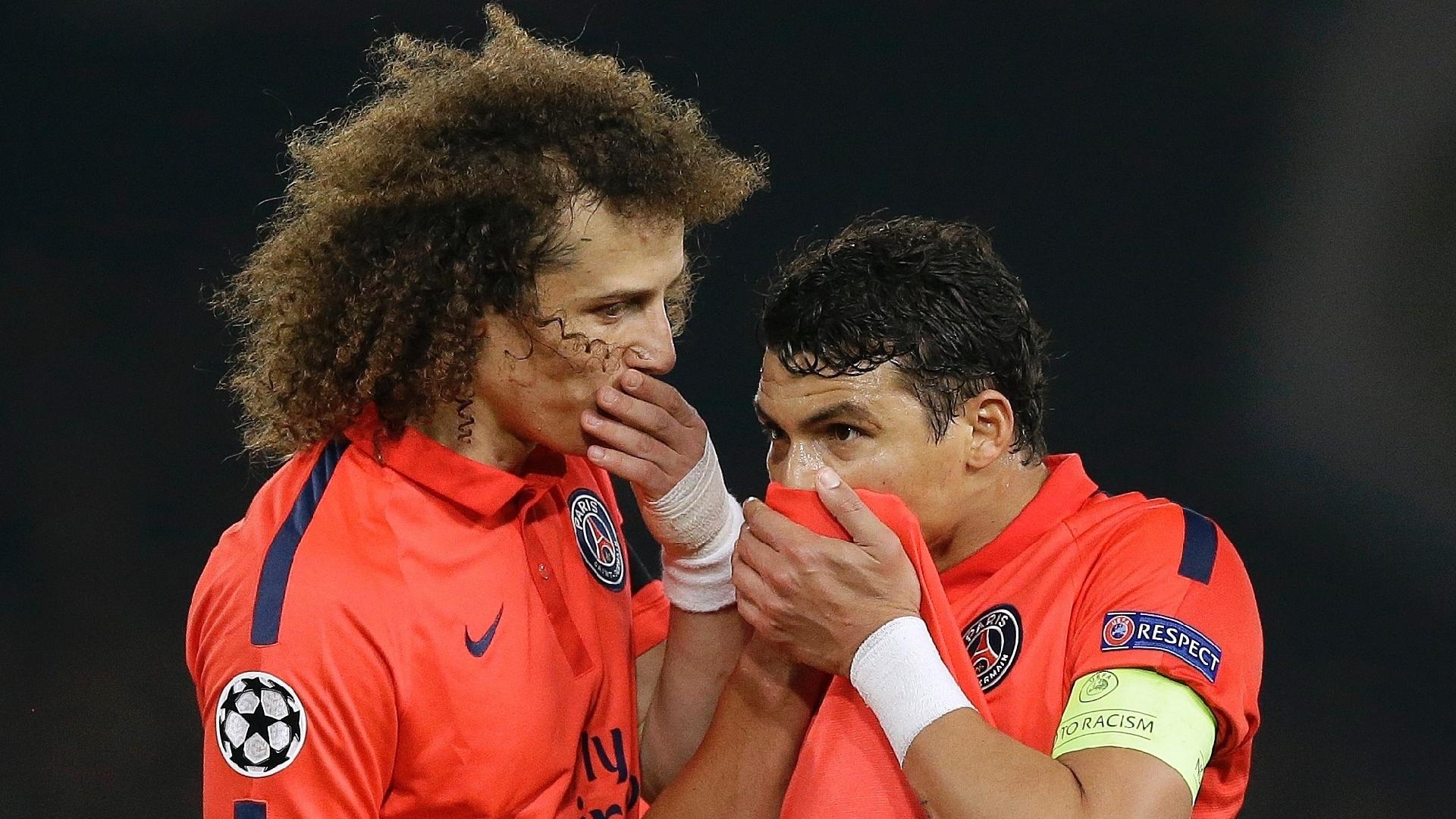 David Luiz e Thiago Silva conversam após a expulsão de Ibrahimovic na partida Chelsea e paris Saint-Germain