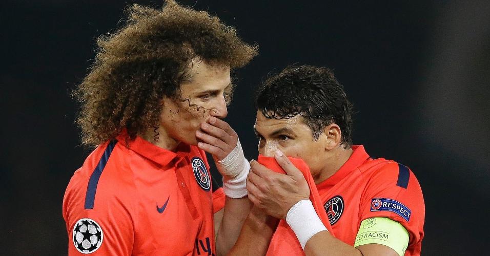 David Luiz e Thiago Silva conversam após a expulsão de Ibrahimovic na partida Chelsea e paris Saint-Germain