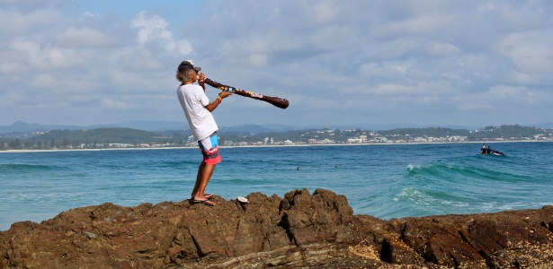 Descendente de aborígenes, Russell Corowa faz ritual para atrair boas ondas - Mariano Kornitz/UOL