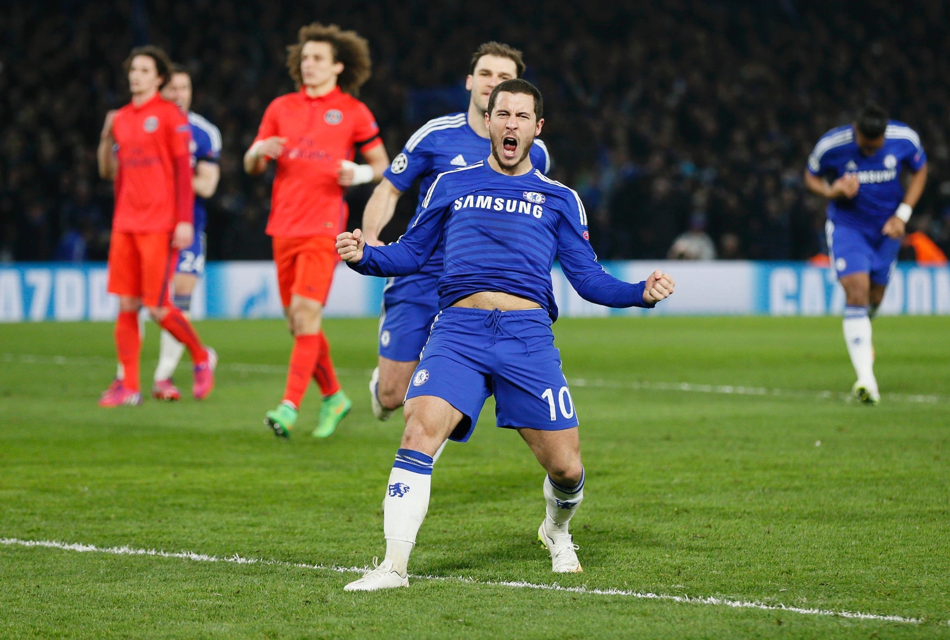 Hazard desempata a partida após cobrança de pênalti e recoloca o Chelsea na frente do PSG - Stefan Wermuth/Reuters