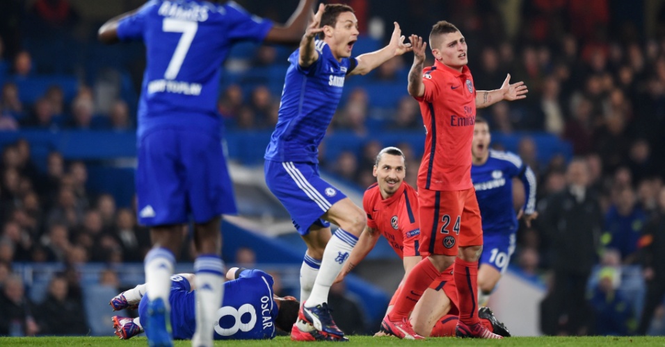 Jogadores do Chelsea pressionam o árbitro após choque entre Ibrahimovic e Oscar