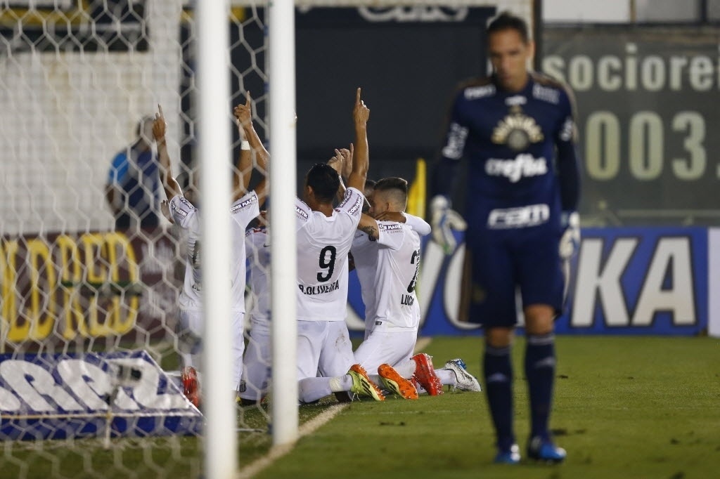 Jogadores do Santos comemoram gol contra o Palmeiras pelo Campeonato Paulista - Eduardo Anizelli/Folhapress