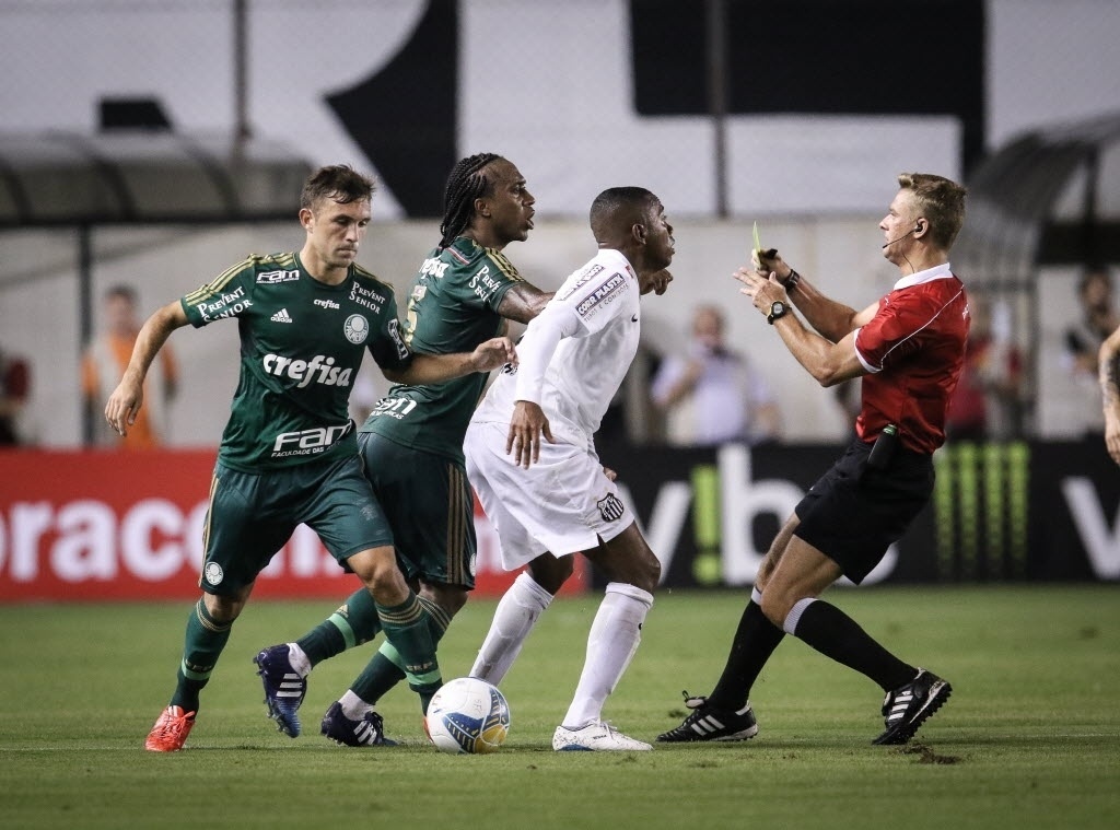 Juiz dá cartão amarelo para Arouca em jogo entre Santos e Palmeiras - Ricardo Nogueira/Folhapress