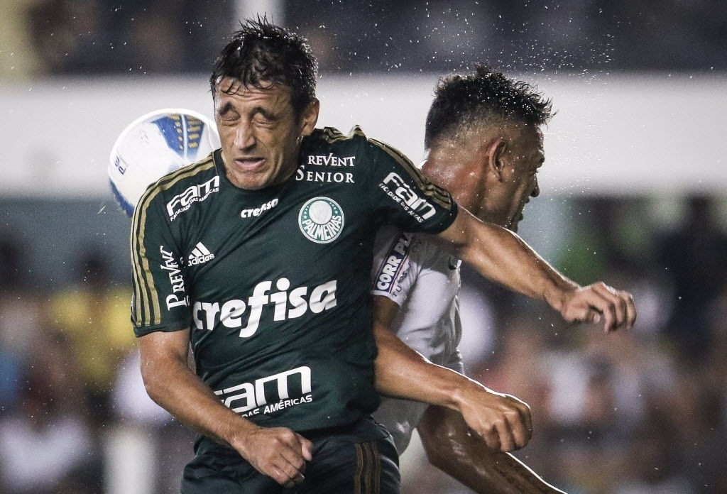 Robinho e Werley disputam bola na partida entre Palmeiras e Santos - Ricardo Nogueira/Folhapress
