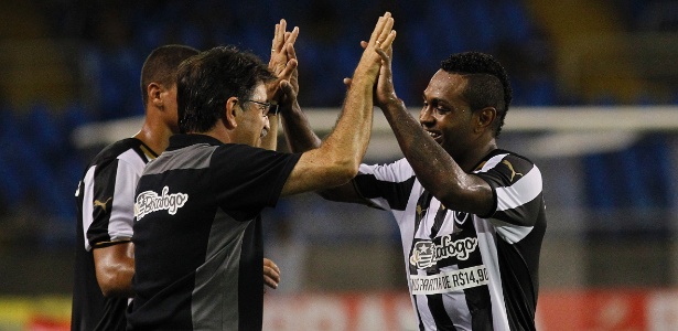 René Simões exaltou a atuação do goleiro Renan na vitória em Macaé - Vitor Silva / SSPress.