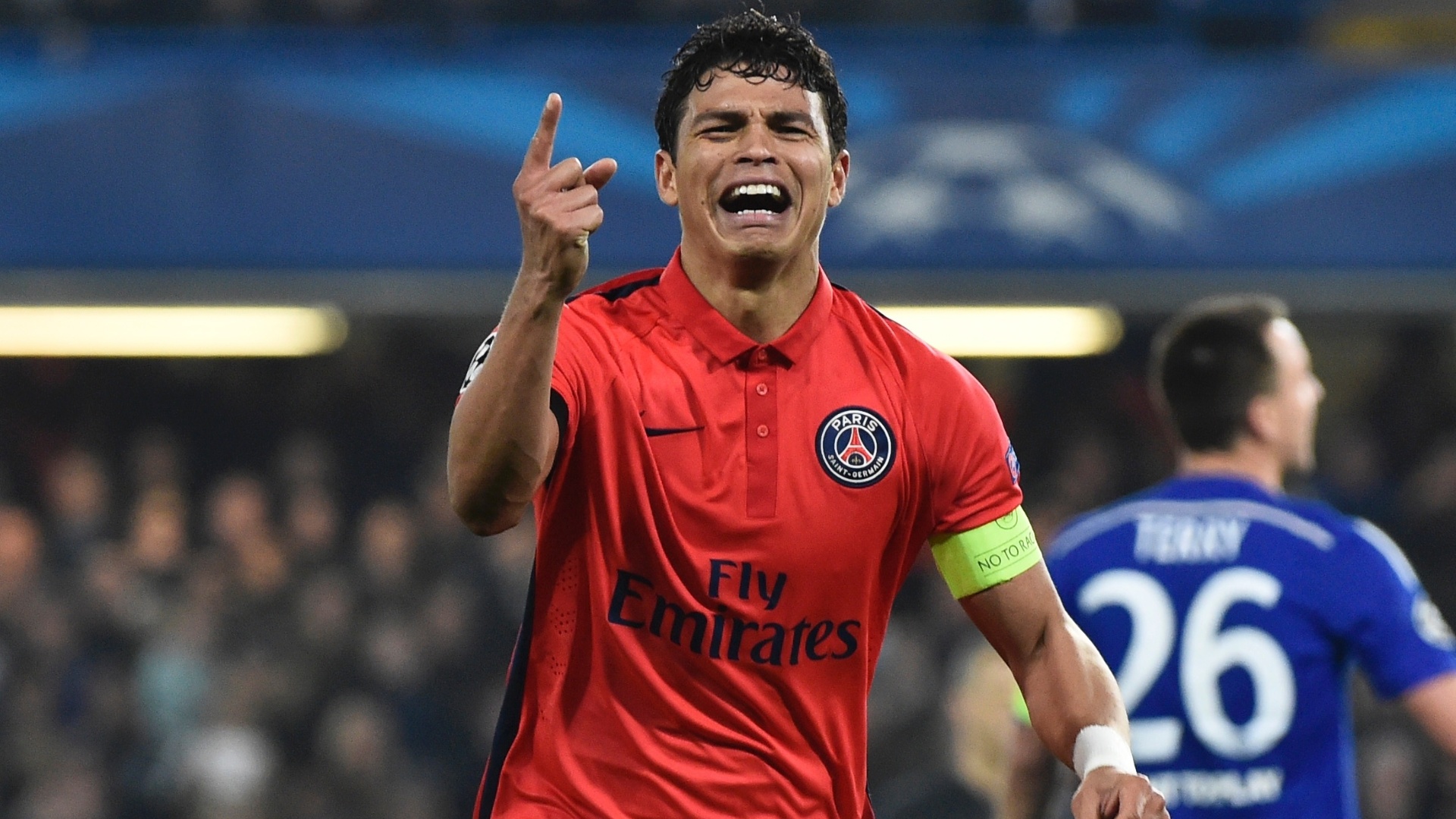 Thiago Silva vai às lágrimas após marcar o gol da classificação do Paris Saint-Germain contra o Chelsea