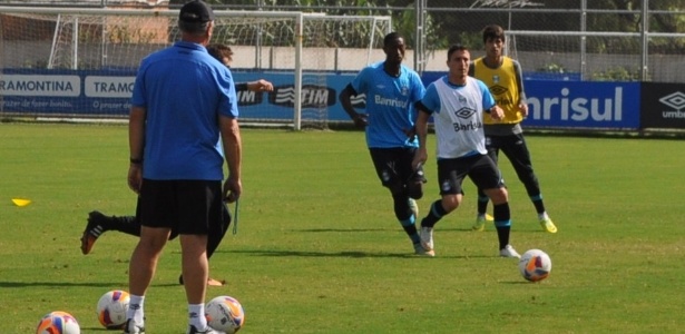 Cristian Rodríguez treina sob olhar de Felipão no Grêmio - Marinho Saldanha/UOL