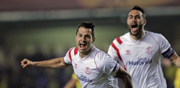 Vitolo (à frente) comemora um gol pelo Sevilla - EFE/Manuel Bruque