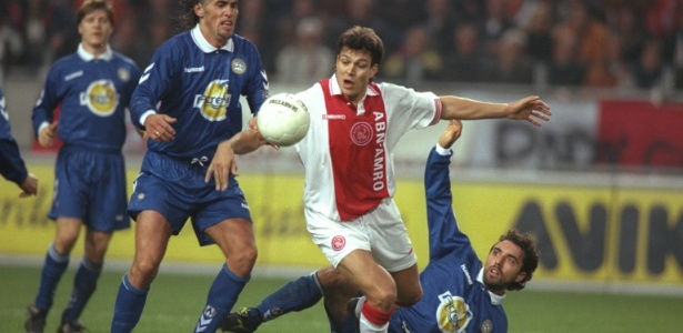 Litmanen em ação contra a Udinese, durante a Copa do UEFA, em 1997 - Stu Forster/Allsport