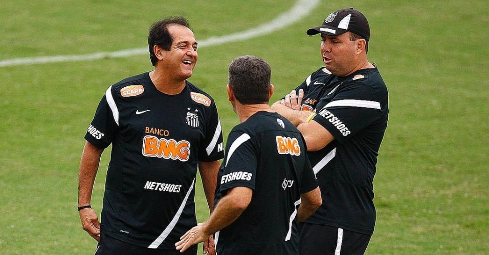 Marcelo Fernandes ao lado de Muricy Ramalho e Tata em treino do Santos em 2011