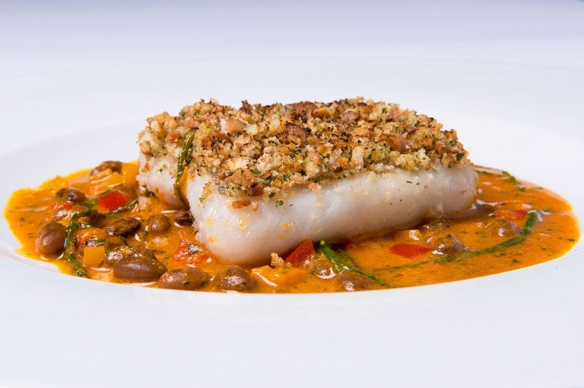 Merluza com frutas secas é listado como um dos pratos principais do menu - Divulgação