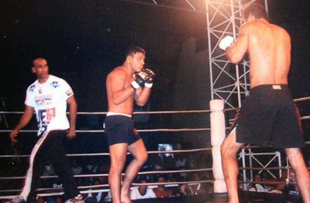 Rafael dos Anjos começou a lutar MMA profissional em 2004. Perdeu a estreia, mas engrenou, até receber um convite do UFC, em 2008 - Arquivo Pessoal