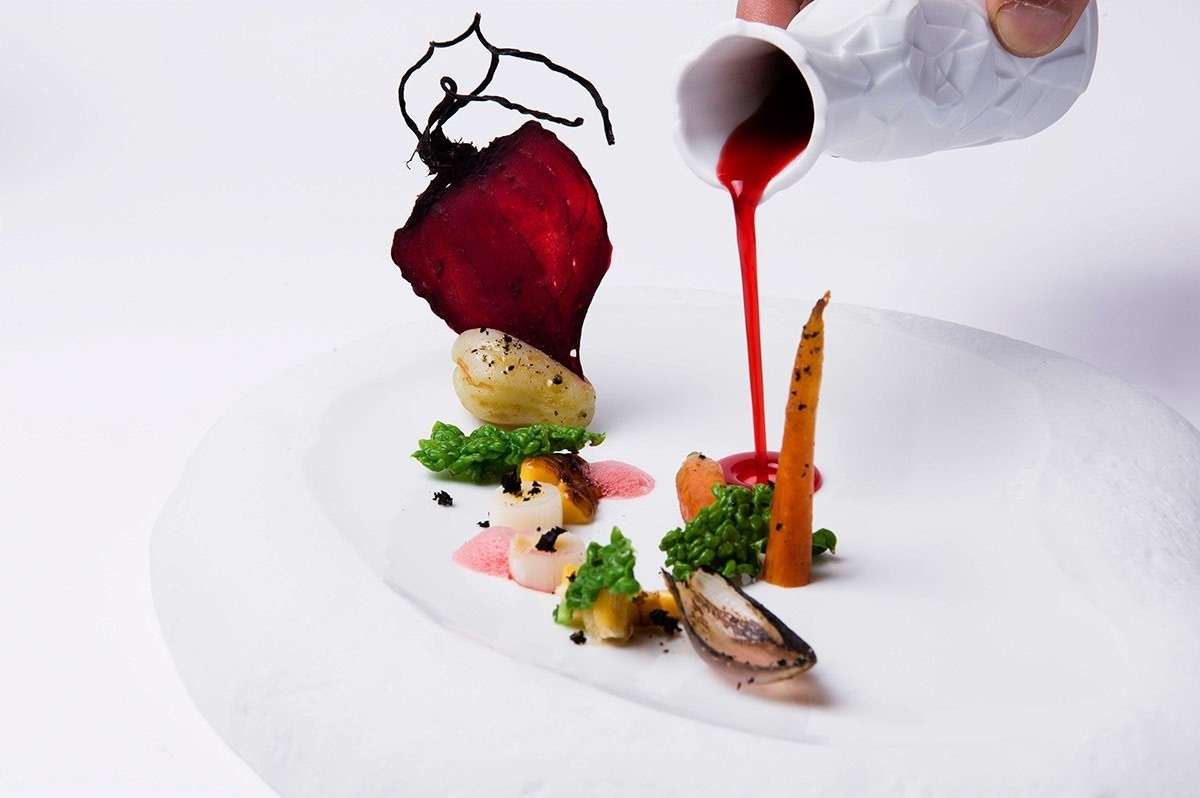 Folhas e raízes na brasa é uma mistura da culinária brasileira com a catalã - Divulgação