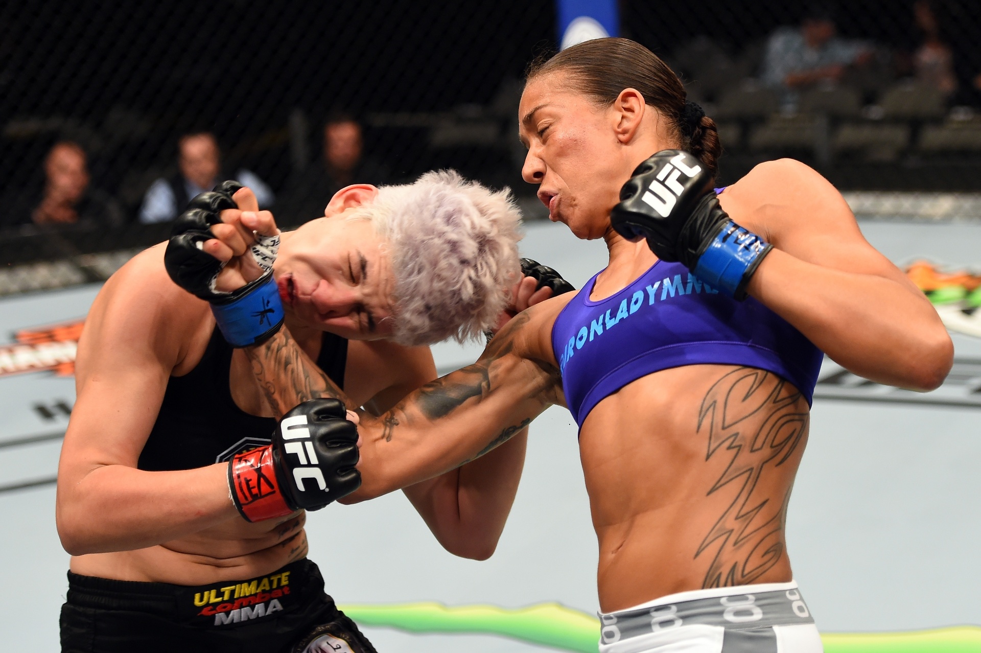 Germaine de Randamie (dir.) acerta golpe no queixo de Larissa Pacheco; brasileira foi derrotada por nocaute técnico na luta que abriu o UFC 185 - Josh Hedges/Zuffa LLC/Zuffa LLC via Getty Images