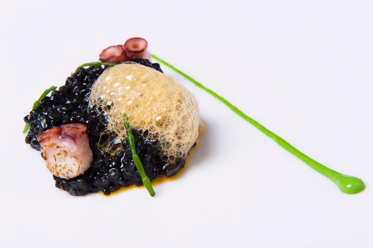 O menu por cabeça chega a custar 120 euros (aproximadamente R$ 400). O prato acima é o feijão preto brasileiro servido com  com polvo - Divulgação