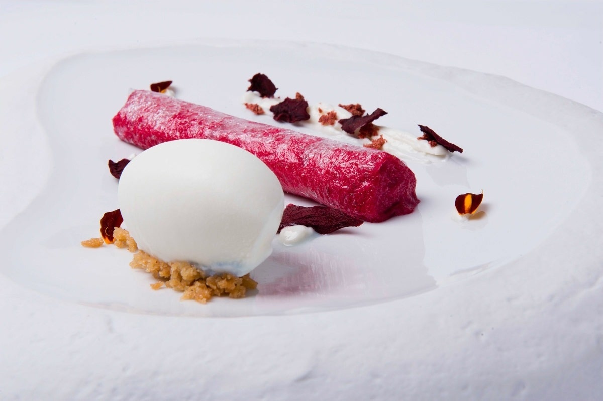 Um canelone de beterraba também é de criação do restaurante Alquimia Fogo em Barcelona - Divulgação