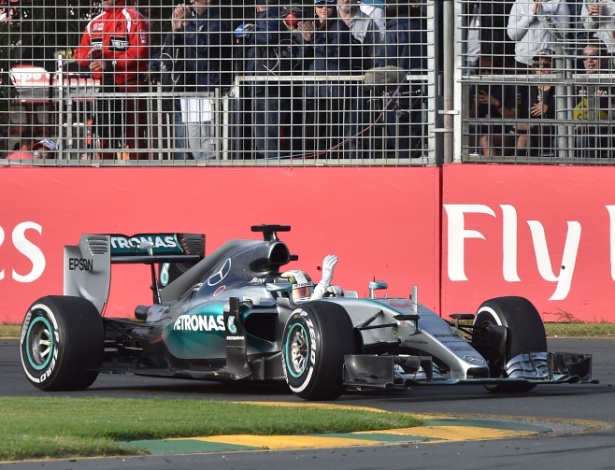 Lewis Hamilton comemora após vencer com 34s de vantagem para o segundo colocado - Paul Crock/AFP