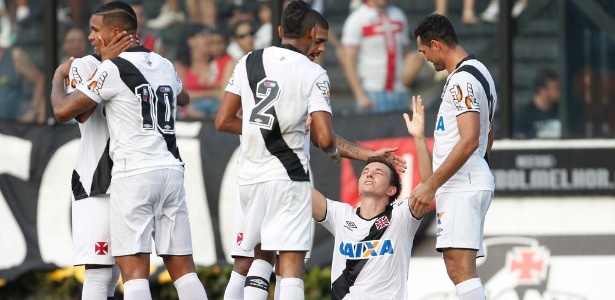 Dagoberto é cercado pelos companheiros após marcar o terceiro gol do Vasco contra o Nova Iguaçu - Marcelo Sadio/Divulgação