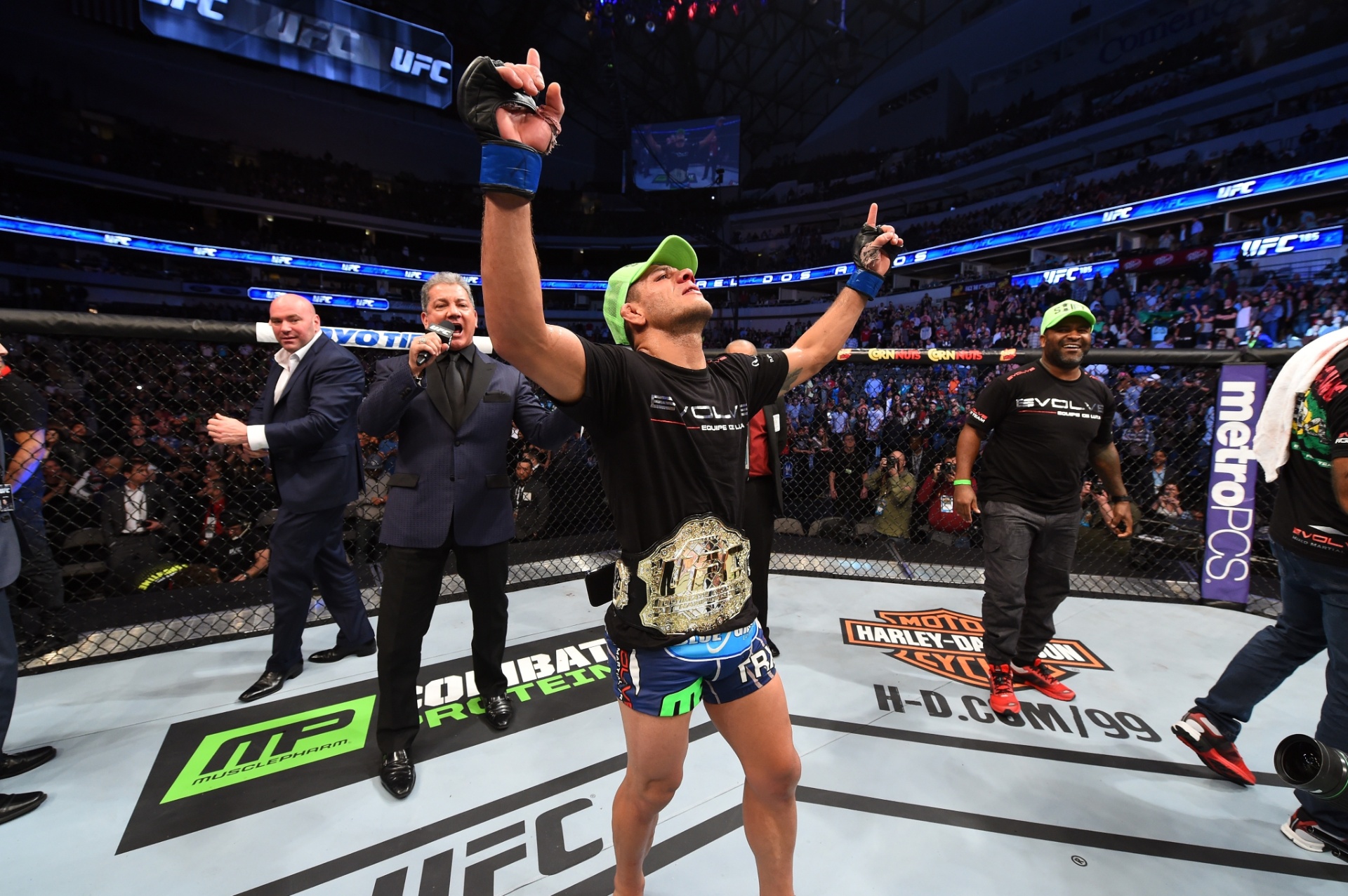 De cinturão, Rafael dos Anjos comemora após se tornar o novo campeão dos leves do UFC; brasileiro derrotou Anthony Pettis por decisão unânime dos juízes - Josh Hedges/Zuffa LLC/Zuffa LLC via Getty Images