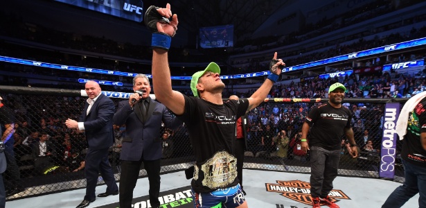 Rafael dos Anjos comemora após conquistar cinturão dos pesos-leves do UFC - Josh Hedges/Zuffa LLC/Zuffa LLC via Getty Images