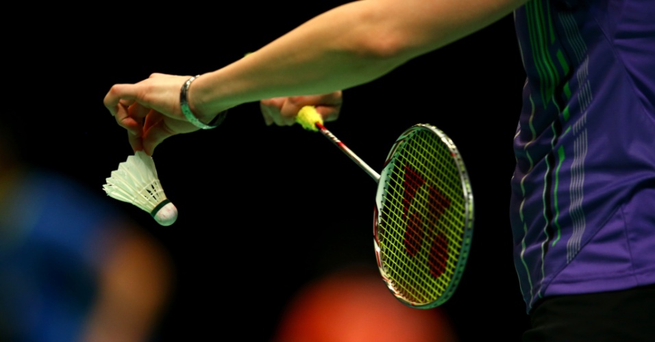 Saque de badminton em competição na Inglaterra