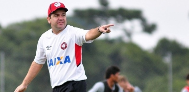 Enderson Moreira comanda o treino em seu primeiro dia no novo clube - Gustavo Oliveira/Site Oficial do Atlético-PR