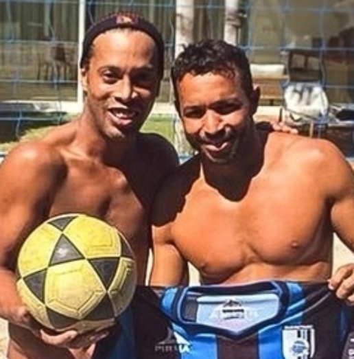 17.mar.2015 Ronaldinho Gaúcho com amigo na arena de futevôlei de sua casa
