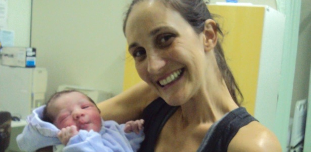 Fabiana Gripa com um bebê em hospital de Blumenau - Arquivo pessoal