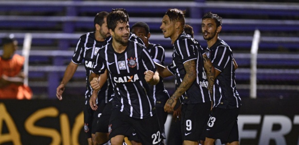 Jogadores do Corinthians comemoram o gol marcado pelo zagueiro Felipe na partida contra diante do Danubio