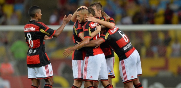 Paulinho comemora com os companheiros o primeiro gol do Flamengo no Maracanã - Pedro Martins/AGIF