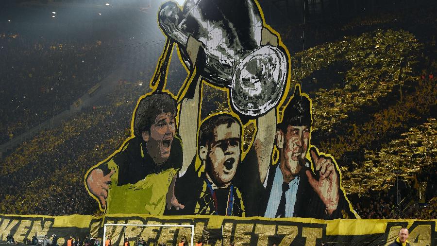 Mosaico da torcida do Borussia Dortmund relembra o título da Liga dos Campeões conquistado em cima da Juventus, em 1997