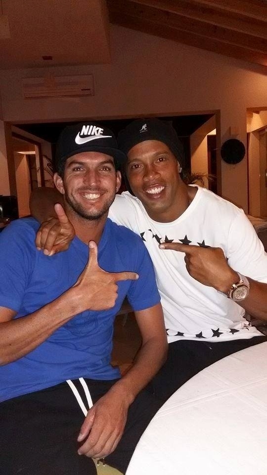 20.mar.2015 Ronaldinho Gaúcho posa com amigo que viajou para Querétaro para a festa de 35 anos do jogador