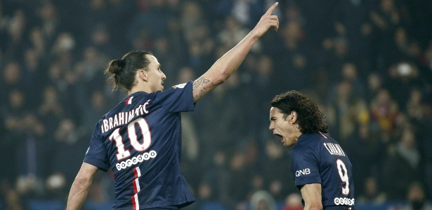 Ibrahmovic vibra ao marcar um dos seus três gols na vitória do PSG sobre o Lorient,  - Yoan Valat/EFE