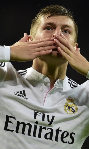 Toni Kroos manda beijos para a torcida depois de marcar pelo Real Madrid