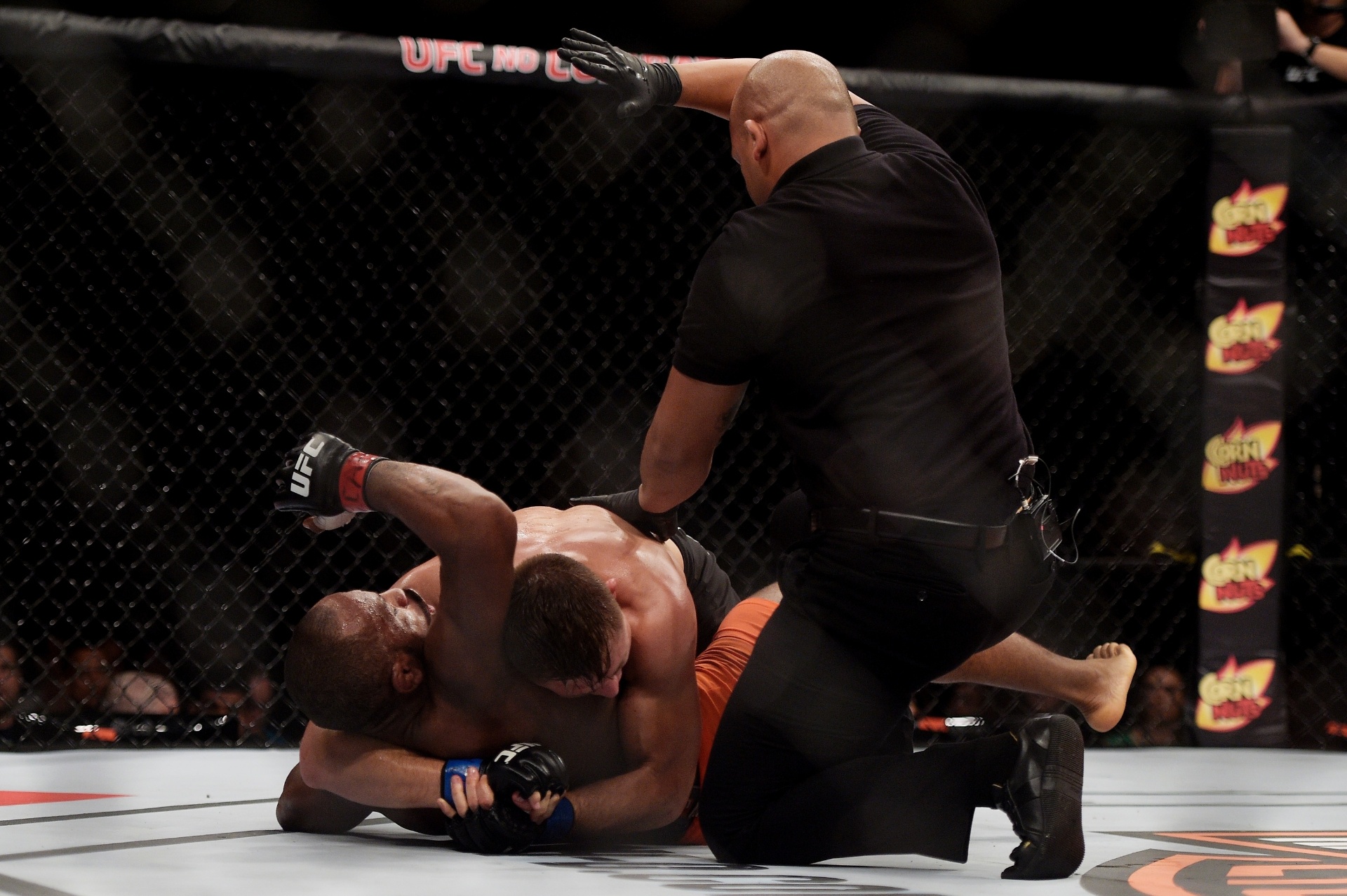 Eduardo Herdy encerra a luta entre Drew Dober e Leandro Buscapé. Juiz achou que o americano havia apagado no combate, o que não aconteceu. Dana White criticou o árbitro e falou até em nunca mais ter esse juiz em um combate - Alexandre Loureiro/inovafoto