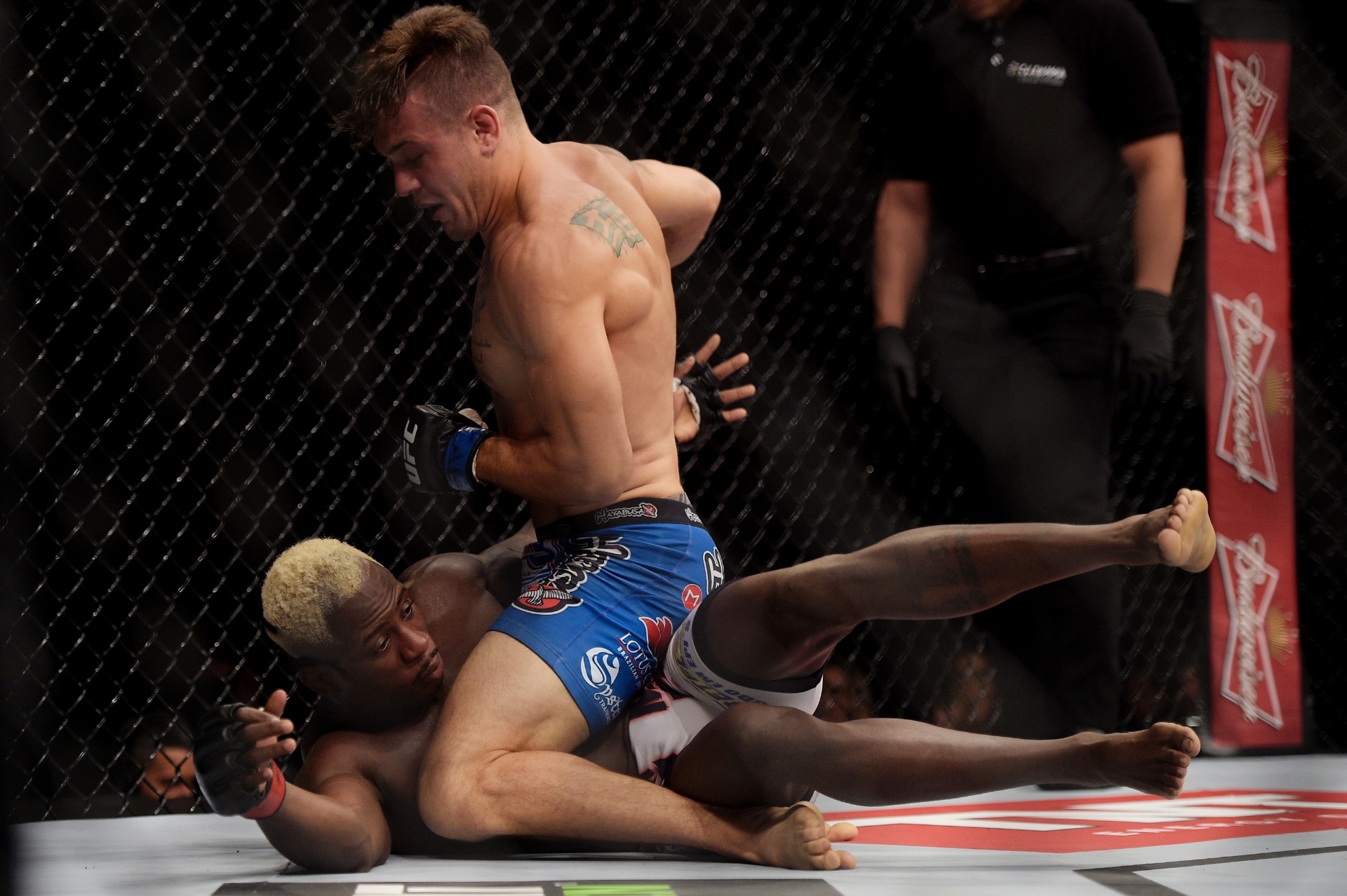 Giagos domina Blade e acerta golpes na cabeça do adversário no UFC Rio 6 - Alexandre Loureiro/inovafoto