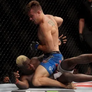 Giagos domina Blade e acerta golpes na cabeça do adversário no UFC Rio 6 - Alexandre Loureiro/inovafoto