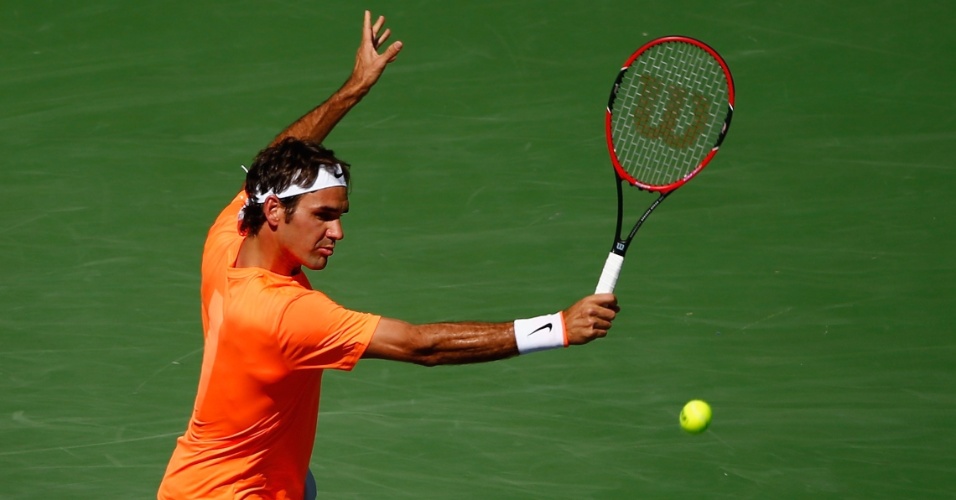 Roger Federer demonstra classe ao rebater a bola contra Milos Raonic