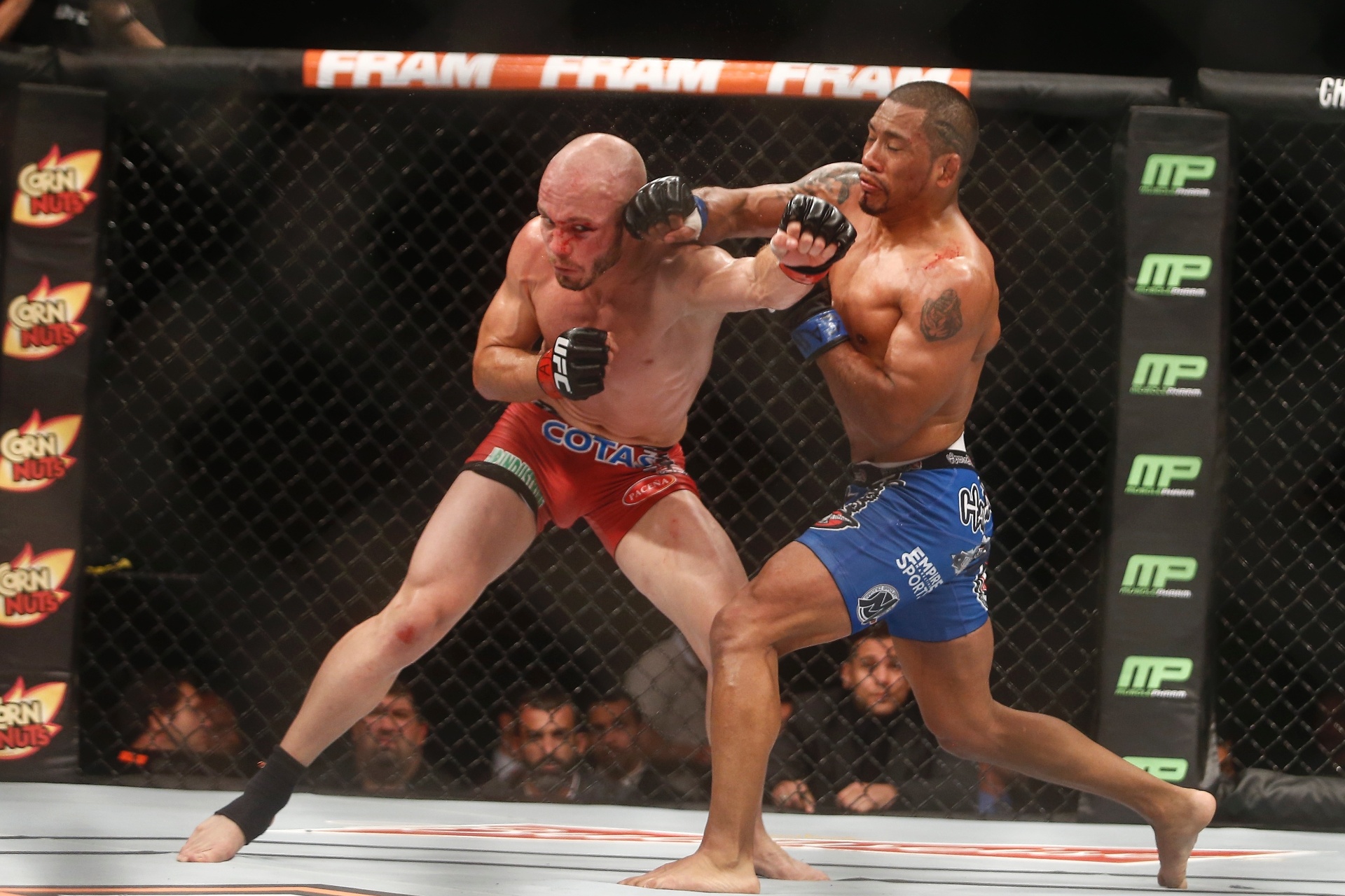 Serrano contra-ataca e acerta Syler no combate do UFC Rio 6 - William Lucas/Inovafoto/UFC