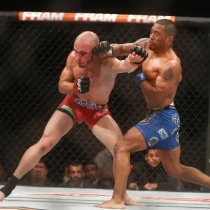 Serrano contra-ataca e acerta Syler no combate do UFC Rio 6 - William Lucas/Inovafoto/UFC