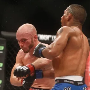 Serrano tenta acertar golpe no queixo de Syler em luta no UFC Rio 6 - William Lucas/Inovafoto/UFC