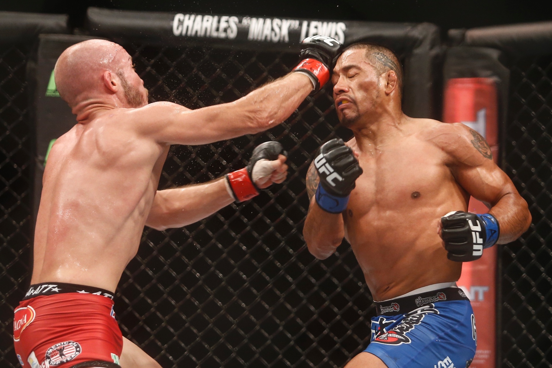 Syler atinge serrano com um soco durante a primeira luta do UFC Rio 6 - William Lucas/Inovafoto/UFC