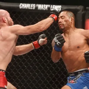 Syler atinge serrano com um soco durante a primeira luta do UFC Rio 6 - William Lucas/Inovafoto/UFC