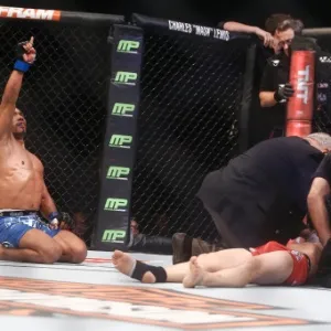 Syler fica caído após ser atingido por um gancho de Serrano na luta do UFC Rio 6 - William Lucas/Inovafoto/UFC