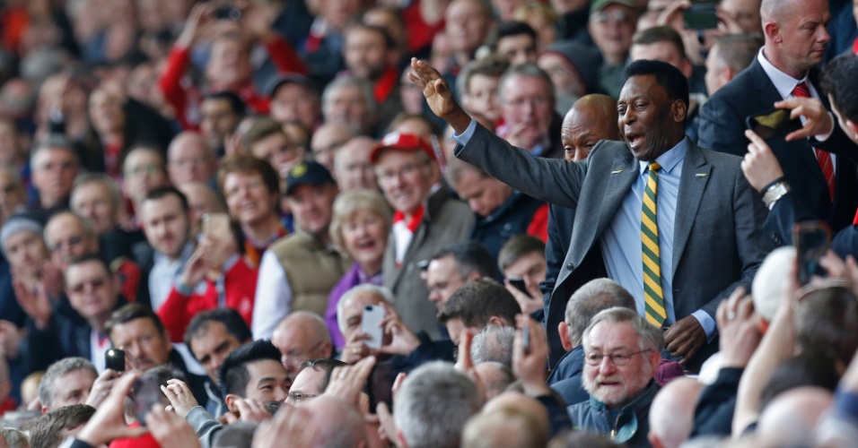 Acompanhando o clássico entre Liverpool e Manchester United, Pelé acena para os fãs em Anfield Road