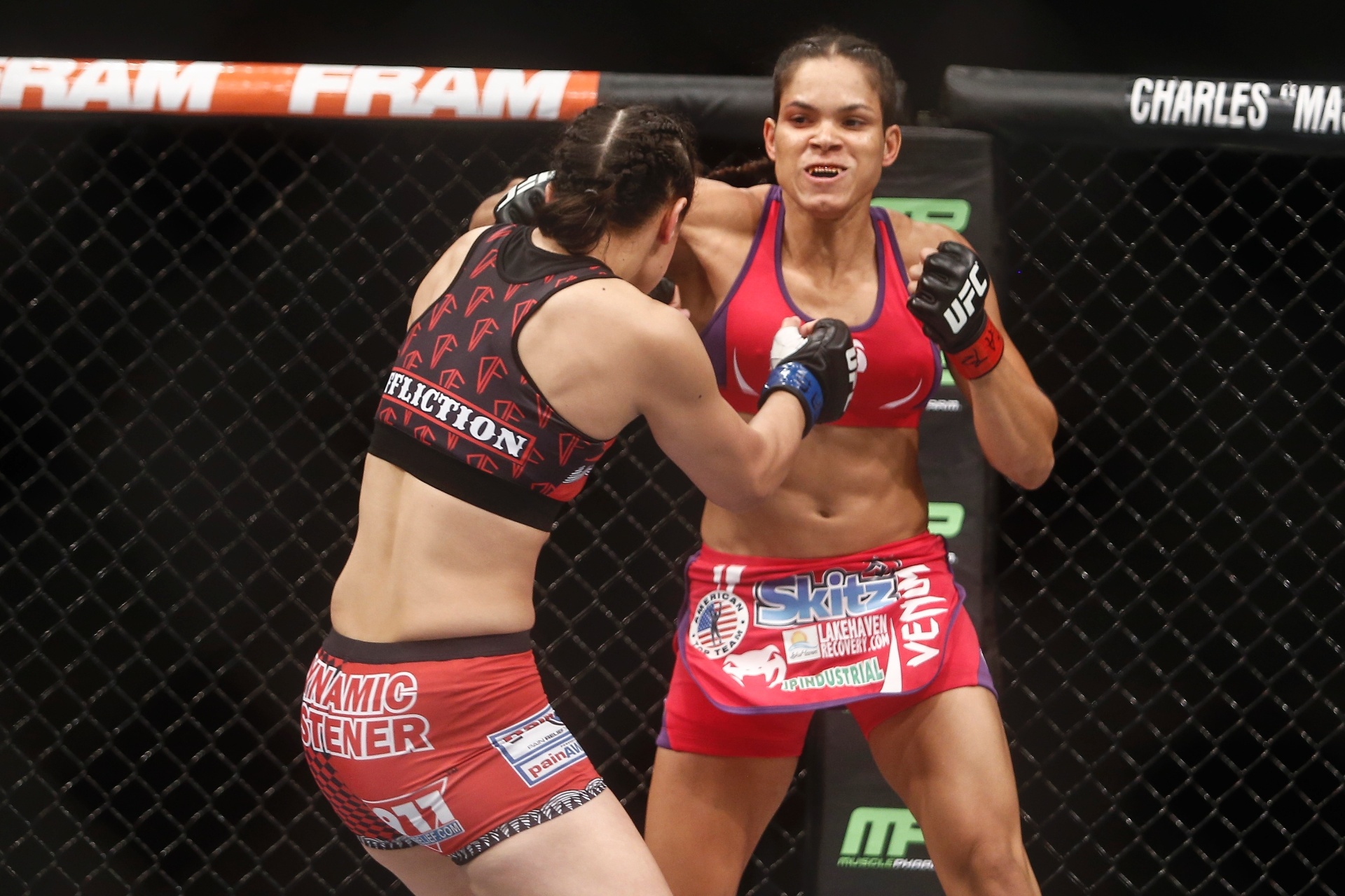 Amanda Nunes se defende de golpe de Shayna Baszler no UFC rio 6 - William Lucas/Inovafoto/UFC