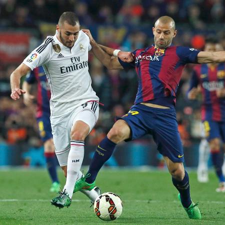Benzema, do Real Madrid, e Mascherano, do Barcelona, disputam bola