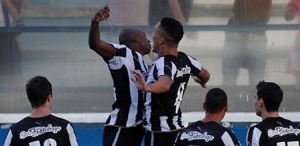 Jogadores do Botafogo comemoram o gol de Sassá na vitória deste domingo - Vitor Silva / SSPress