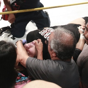 Médicos socorrem Pedro Aguayo Ramirez, atleta de luta livre que morreu durante um combate em Tijuana, no México - undefined