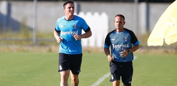 Cristian Rodríguez (e) corre acompanhado pelo auxiliar de preparação física do Grêmio - Lucas Uebel/Divulgação/Grêmio